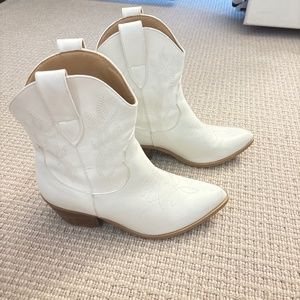 Women’s White cowgirl boots